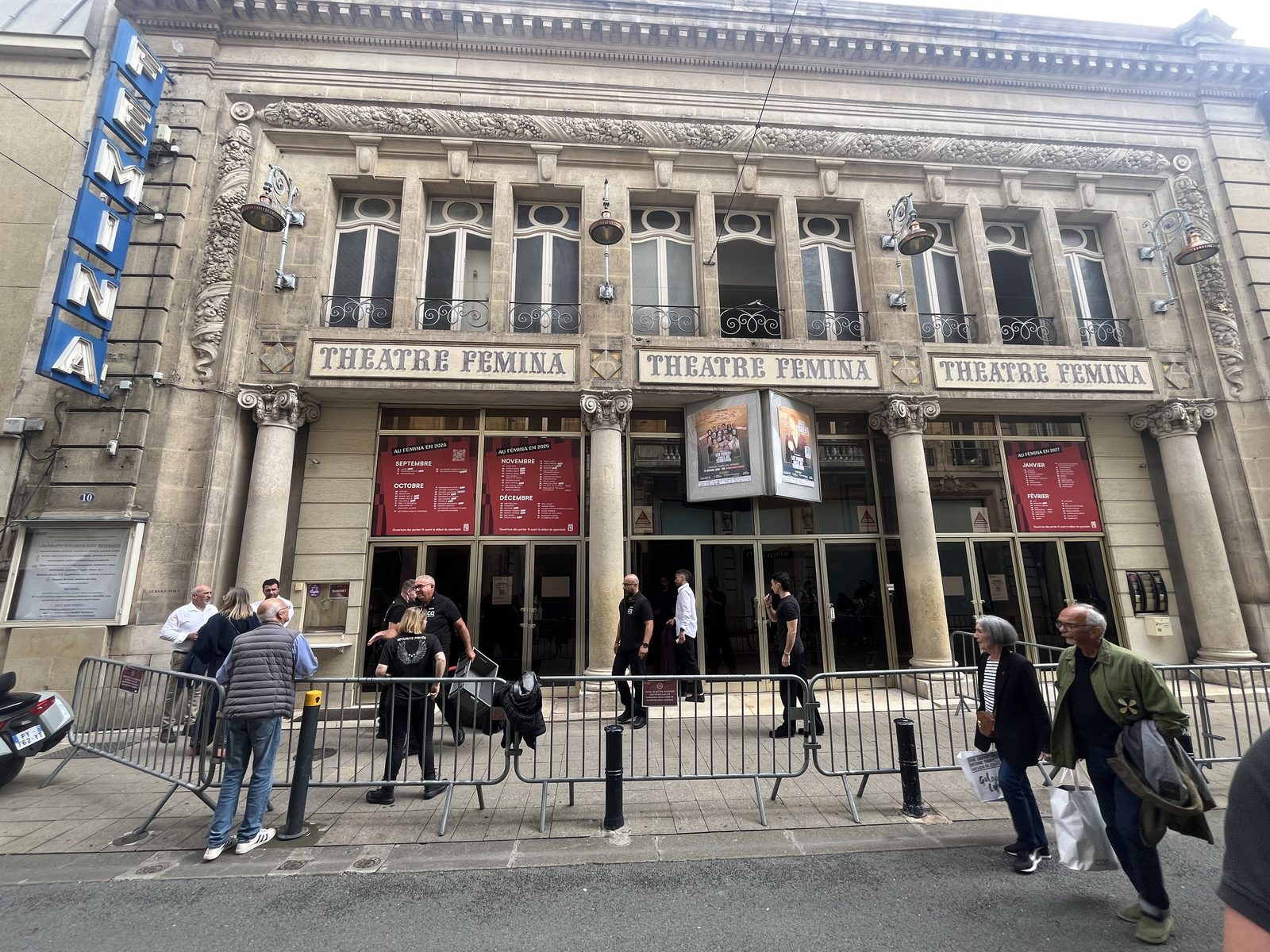 Façade du Théâtre Fémina à Bordeaux, avec ses enseignes et le public devant l'entrée, le 14 octobre 2026