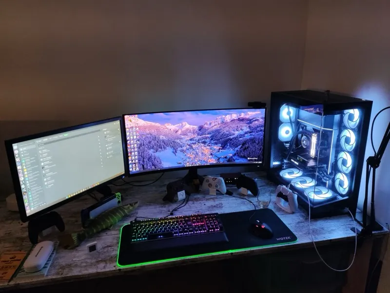 Photo d'un PC sur mesure assemblé avec soin, montrant le cable management et les composants